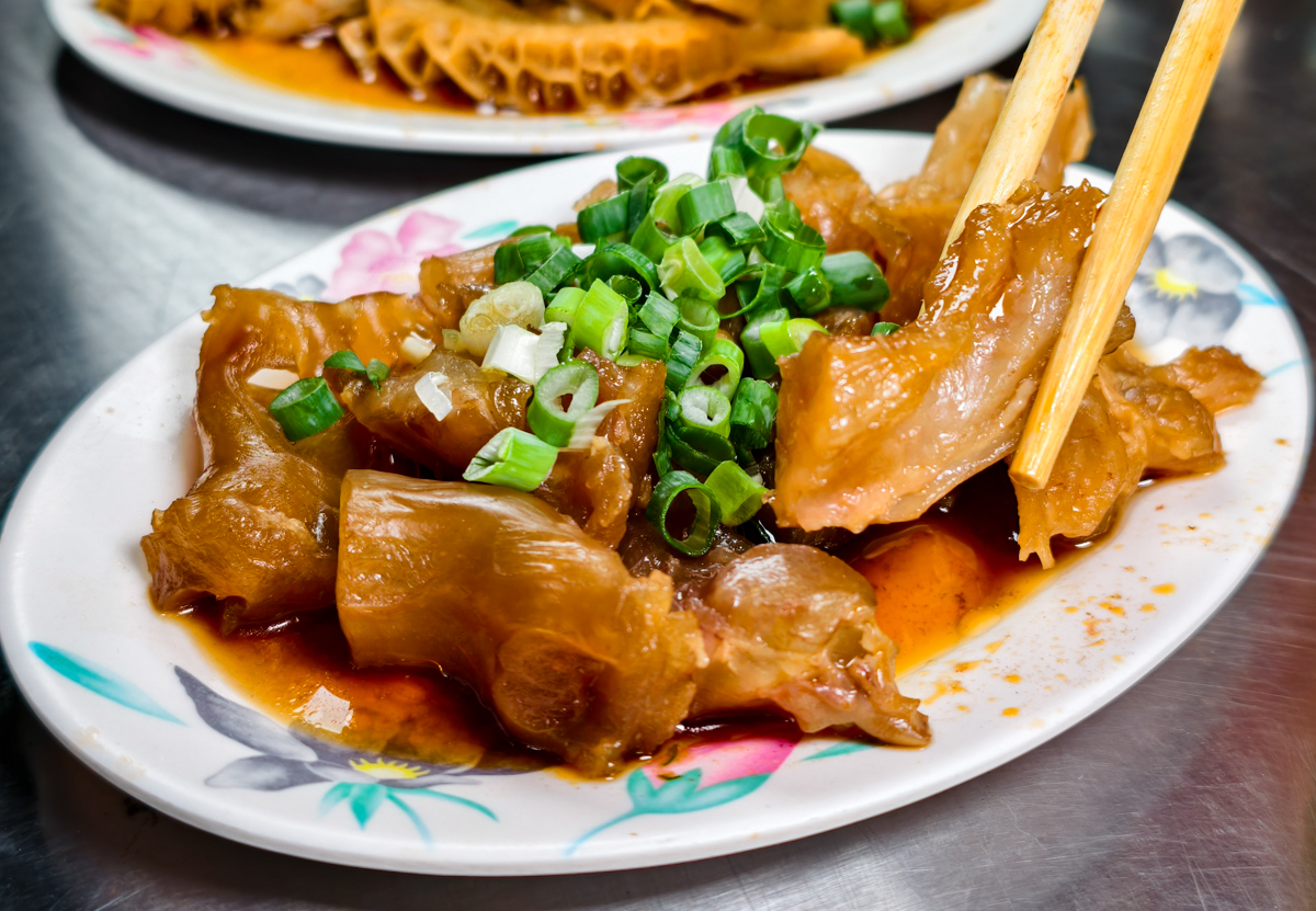 [高雄]壳牛原汁牛肉麵-傳承40年高雄牛肉麵老店~經典紅燒牛肉麵、晚來吃不到巨量牛軟骨麵 @美食好芃友（芃芃）