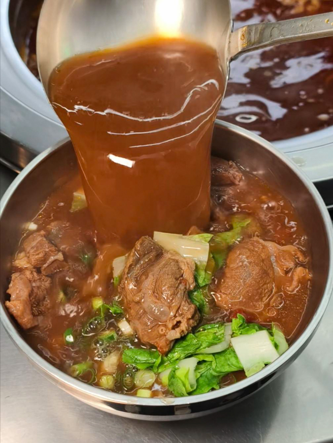 [高雄]壳牛原汁牛肉麵-傳承40年高雄牛肉麵老店~經典紅燒牛肉麵、晚來吃不到巨量牛軟骨麵 @美食好芃友（芃芃）