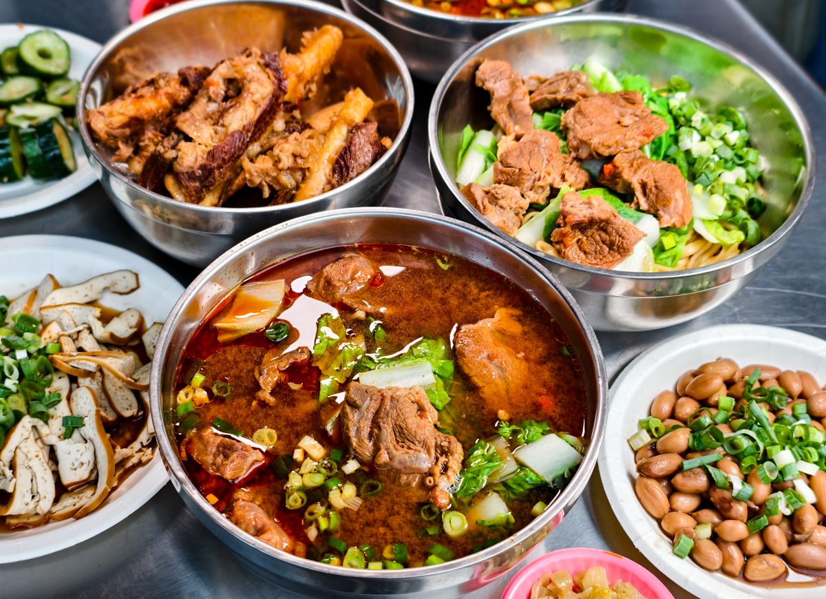 [高雄]壳牛原汁牛肉麵-傳承40年高雄牛肉麵老店~經典紅燒牛肉麵、晚來吃不到巨量牛軟骨麵 @美食好芃友（芃芃）