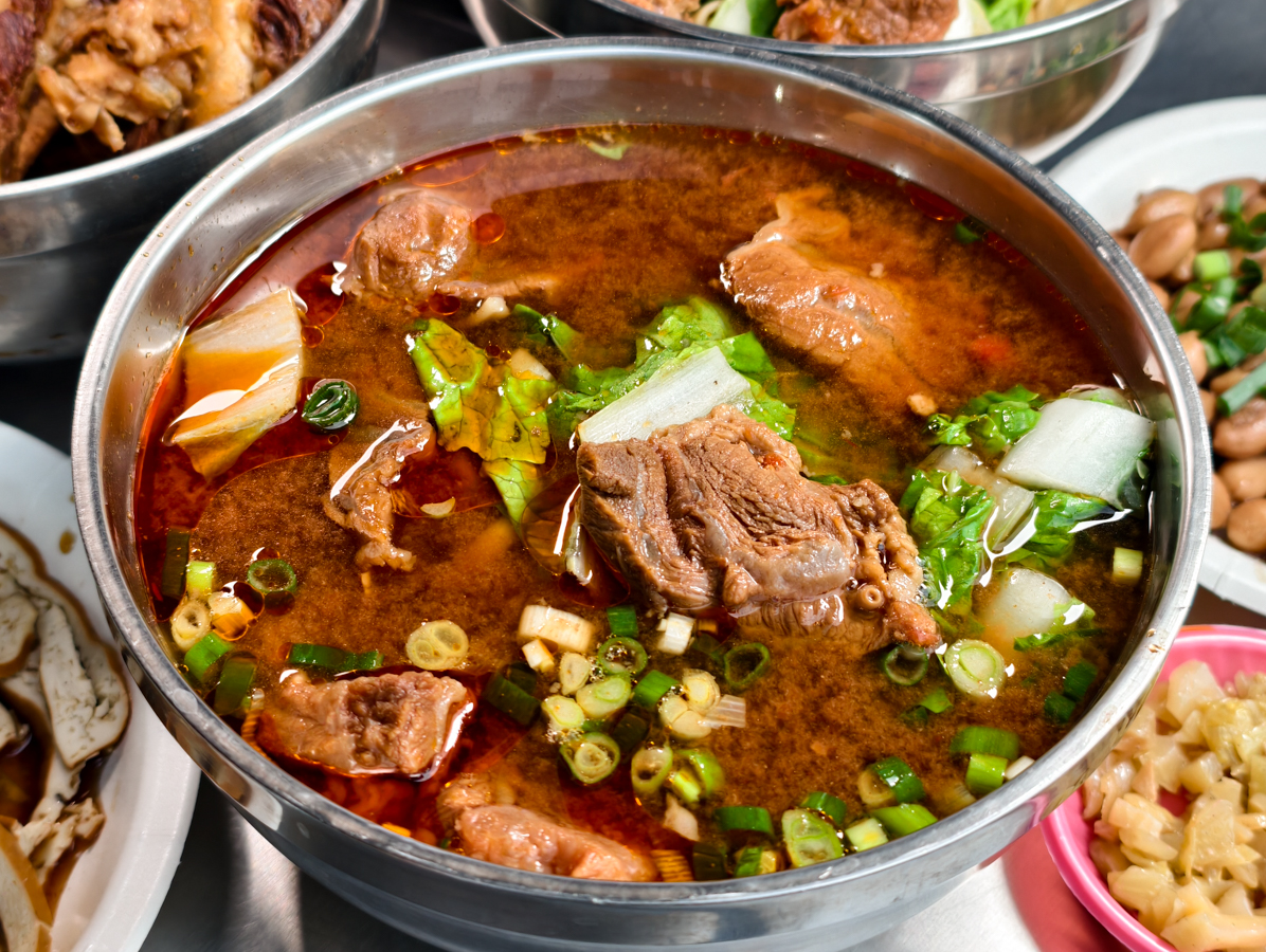 [高雄]壳牛原汁牛肉麵-傳承40年高雄牛肉麵老店~經典紅燒牛肉麵、晚來吃不到巨量牛軟骨麵 @美食好芃友（芃芃）