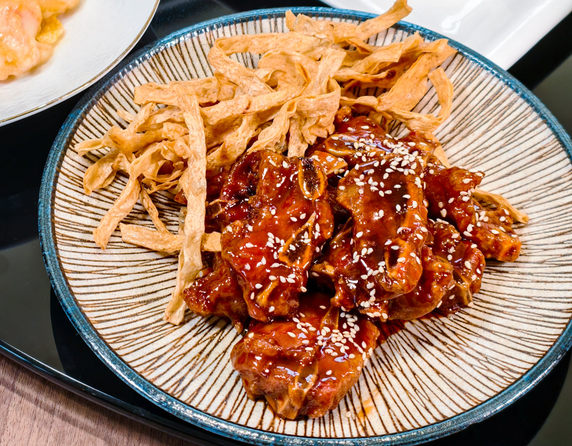 [高雄]常粵-高雄巨蛋商圈最新家家常港式餐廳! 必點脆皮炸子雞! @美食好芃友（芃芃）