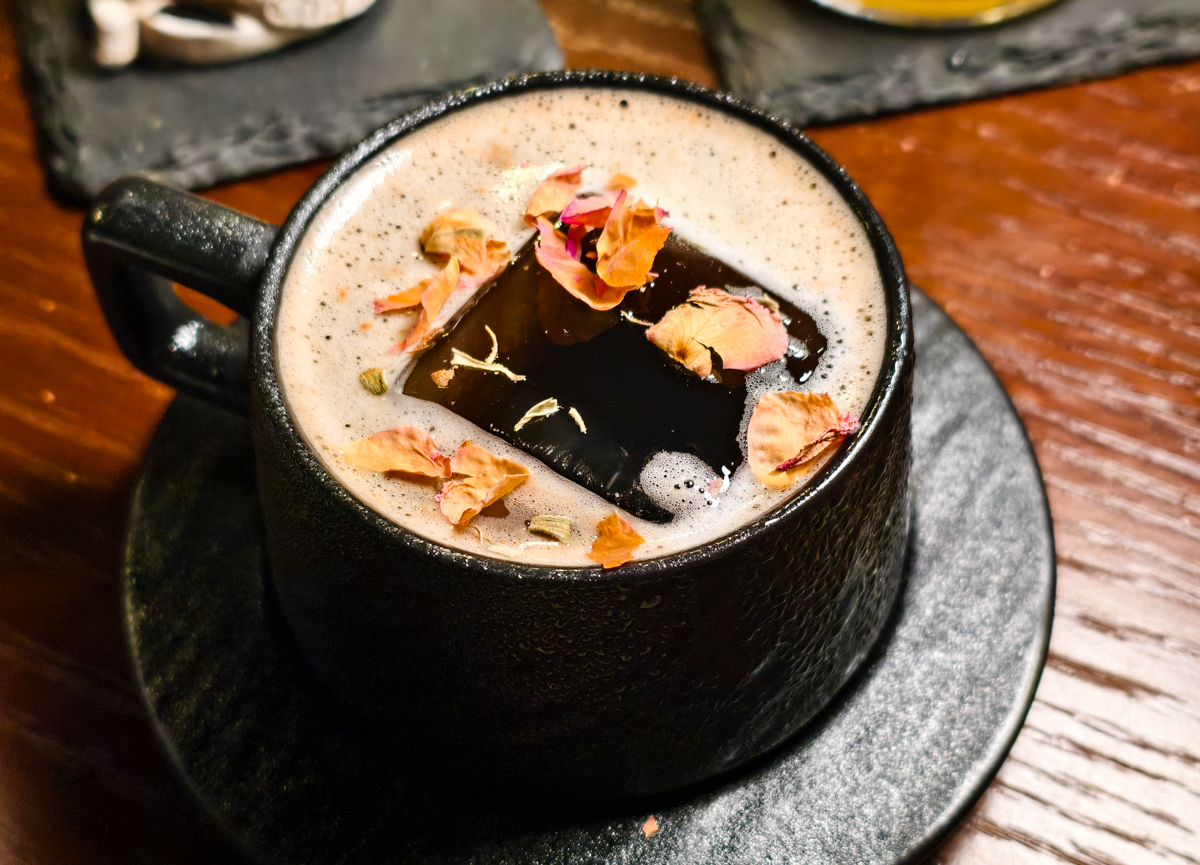 [高雄美食]暮灣Moor Bay-前鎮隱藏版!早咖晚酒深夜甜點咖啡店~高雄約會好去處! @美食好芃友（芃芃）