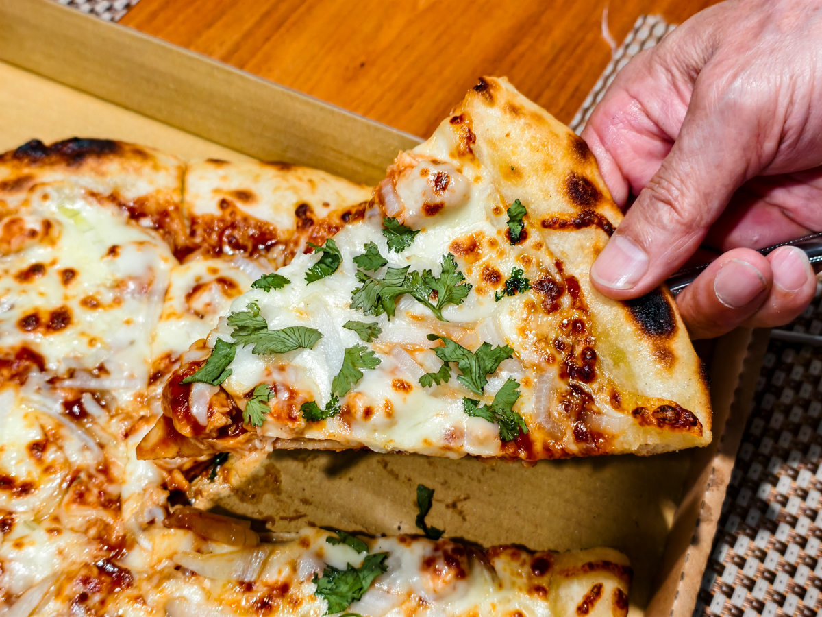 [高雄]OPIZZA-美國人開的高雄pizza店!大推美式臘腸加墨西哥辣椒「火球披薩」 @美食好芃友（芃芃）