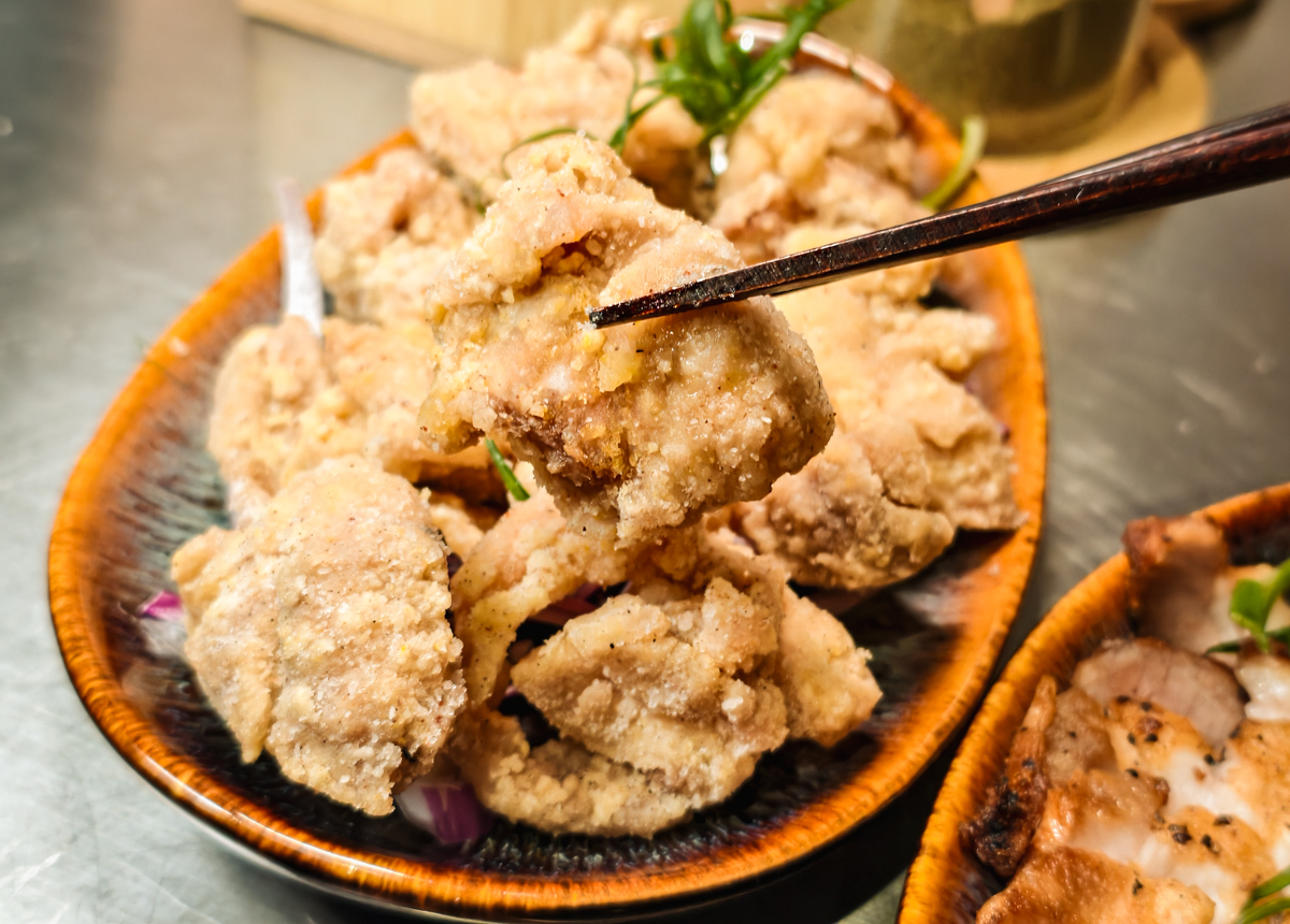 [高雄]一點溫宝 / 深夜畫廊自動串燒-全台首創!畫廊裡拿畫筆刷烤肉、調色盤餐盤吃串燒?超有儀式感畫廊串燒店 @美食好芃友（芃芃）