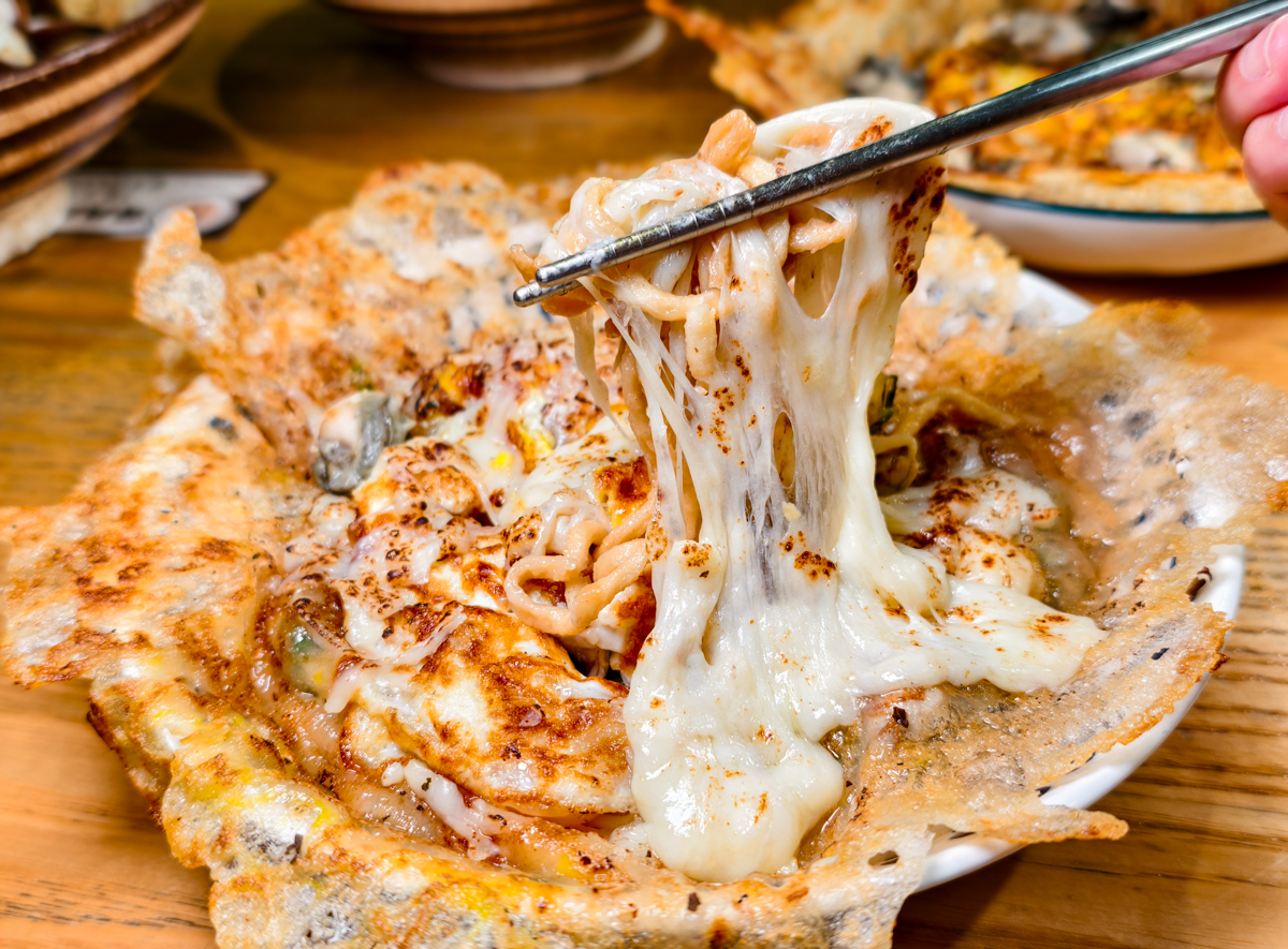 [高雄]詠心煎-楠梓藍田路人氣美食!超酥脆九層塔蚵仔煎 x 放超過一斤蛤蜊的痛風蛤蜊鍋燒麵 @美食好芃友（芃芃）