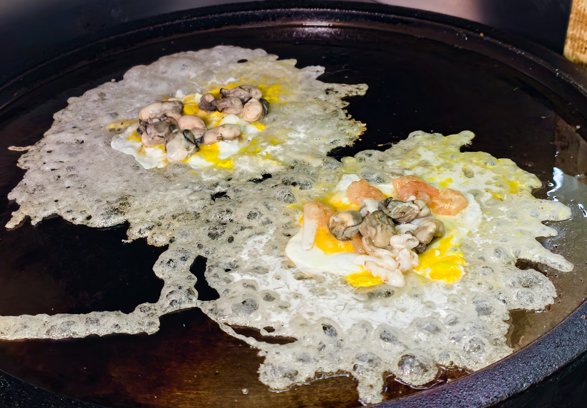 [高雄]詠心煎-楠梓藍田路人氣美食!超酥脆九層塔蚵仔煎 x 放超過一斤蛤蜊的痛風蛤蜊鍋燒麵 @美食好芃友（芃芃）