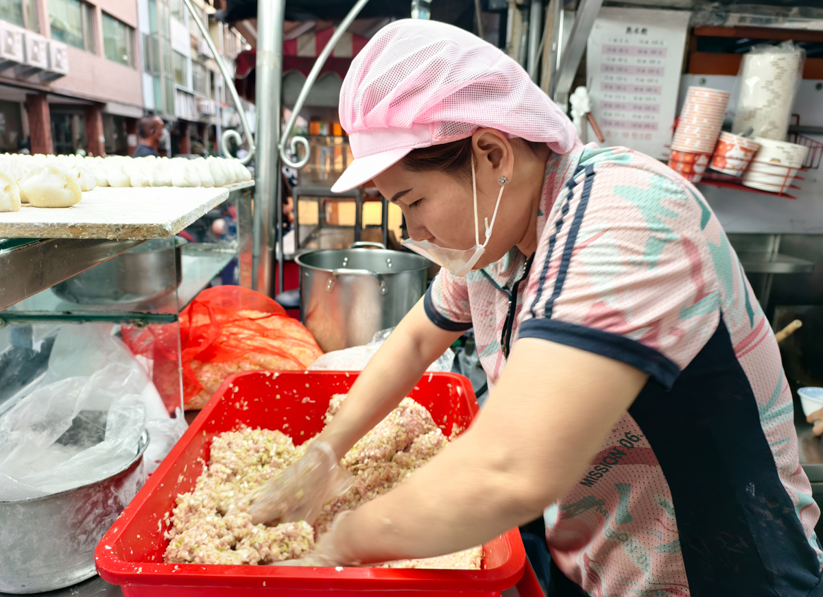 [高雄]于家水餃大王-只賣韭黃水餃50年高雄水餃老字號!自強夜市搬到永昌街照樣每天上千顆在賣~ @美食好芃友（芃芃）