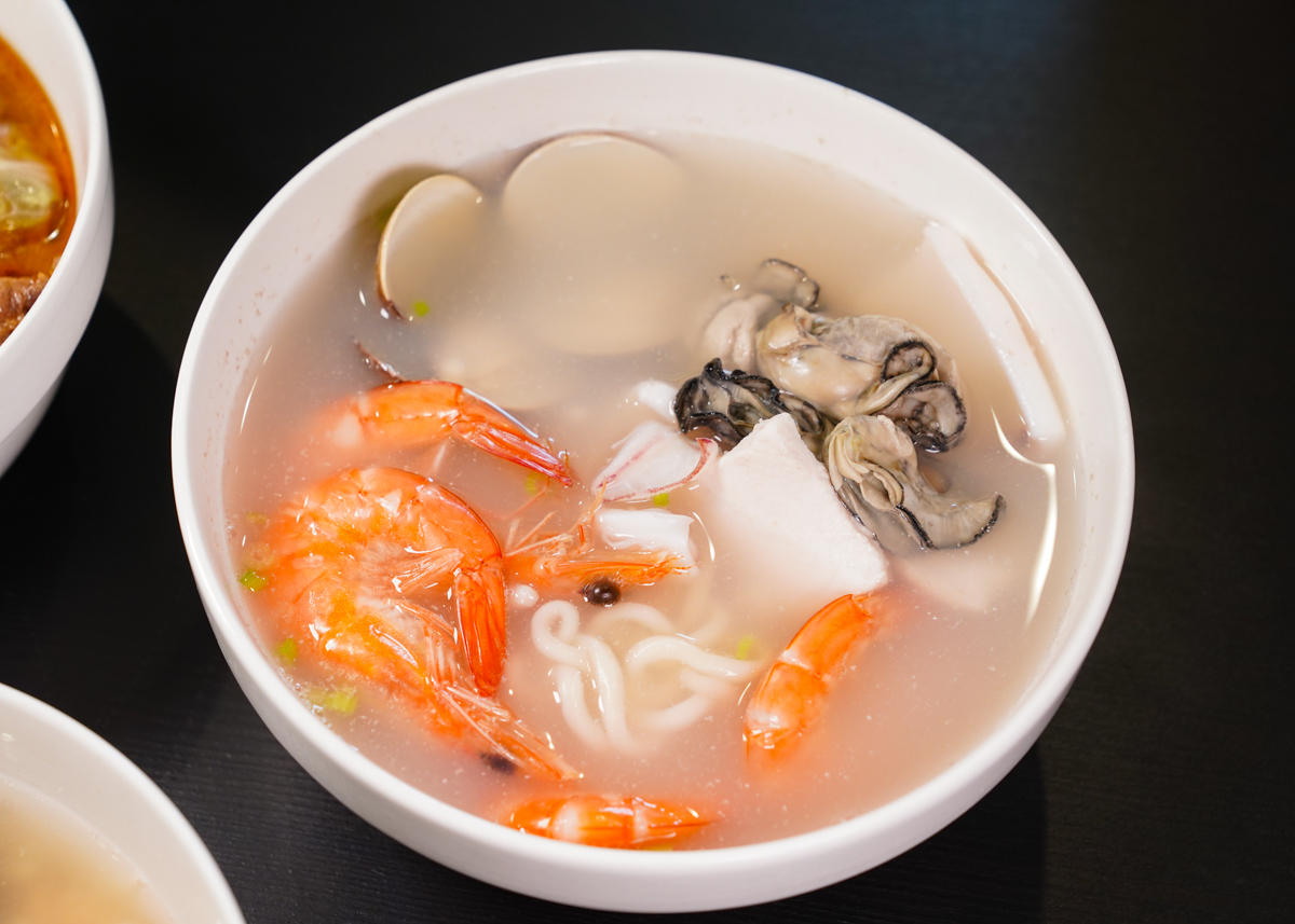 [高雄]一碗質樸巨蛋立信店-高雄巨蛋商圈超強海鮮粥!祖傳60年鮮筍海鮮泡飯x蛤蜊絲瓜麵線 @美食好芃友（芃芃）
