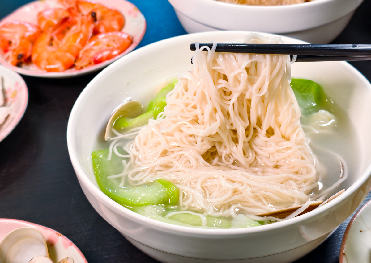 [高雄]一碗質樸巨蛋立信店-高雄巨蛋商圈超強海鮮粥!祖傳60年鮮筍海鮮泡飯x蛤蜊絲瓜麵線 @美食好芃友（芃芃）