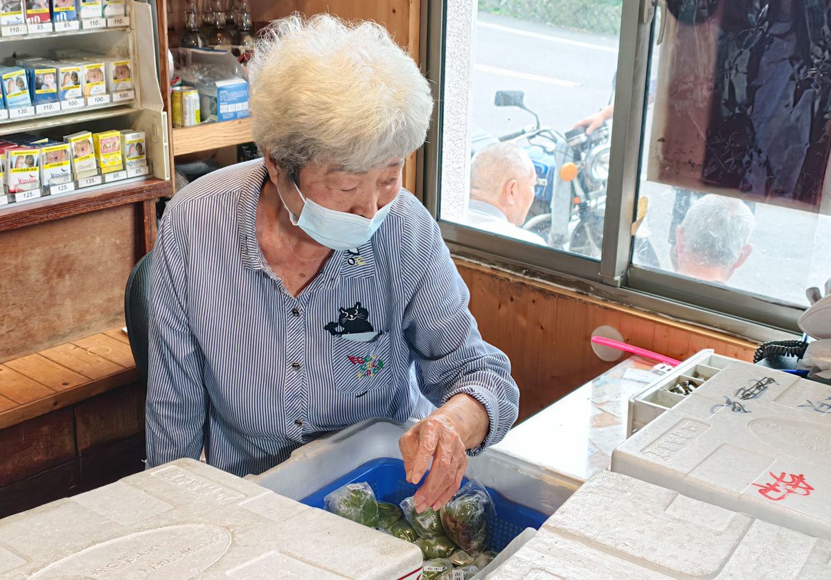 [阿里山美食]十字路阿嬤草仔粿-日賣千顆阿里山草仔粿!遊覽車客人一車車下來買~爆量菜脯米、花生餡草仔粿 @美食好芃友（芃芃）