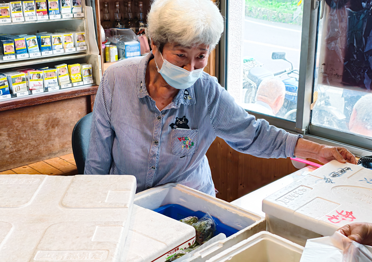 [阿里山美食]十字路阿嬤草仔粿-日賣千顆阿里山草仔粿!遊覽車客人一車車下來買~爆量菜脯米、花生餡草仔粿 @美食好芃友（芃芃）