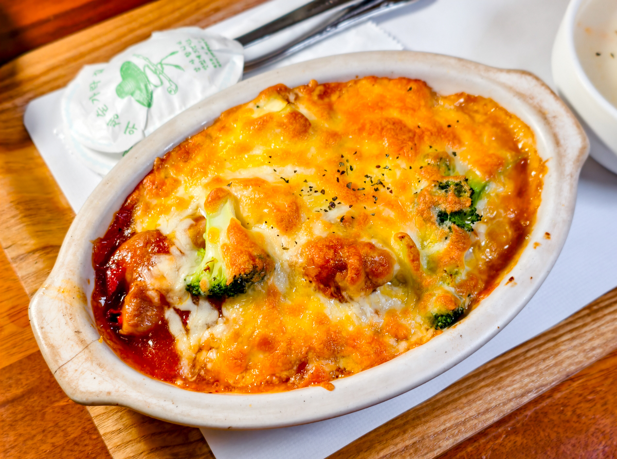 [高雄]巴木茶坊-高雄近40年老店泡沫紅茶簡餐~神級好吃炸雞腿麵!低消85元不限用餐時間 @美食好芃友（芃芃）