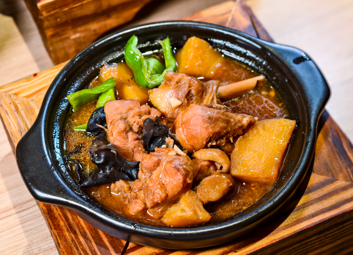 [高雄]老濟南黃燜雞米飯-仁武在地人帶路!濃郁好吃黃燜雞米飯~內用白飯飲料湯無限吃 @美食好芃友（芃芃）