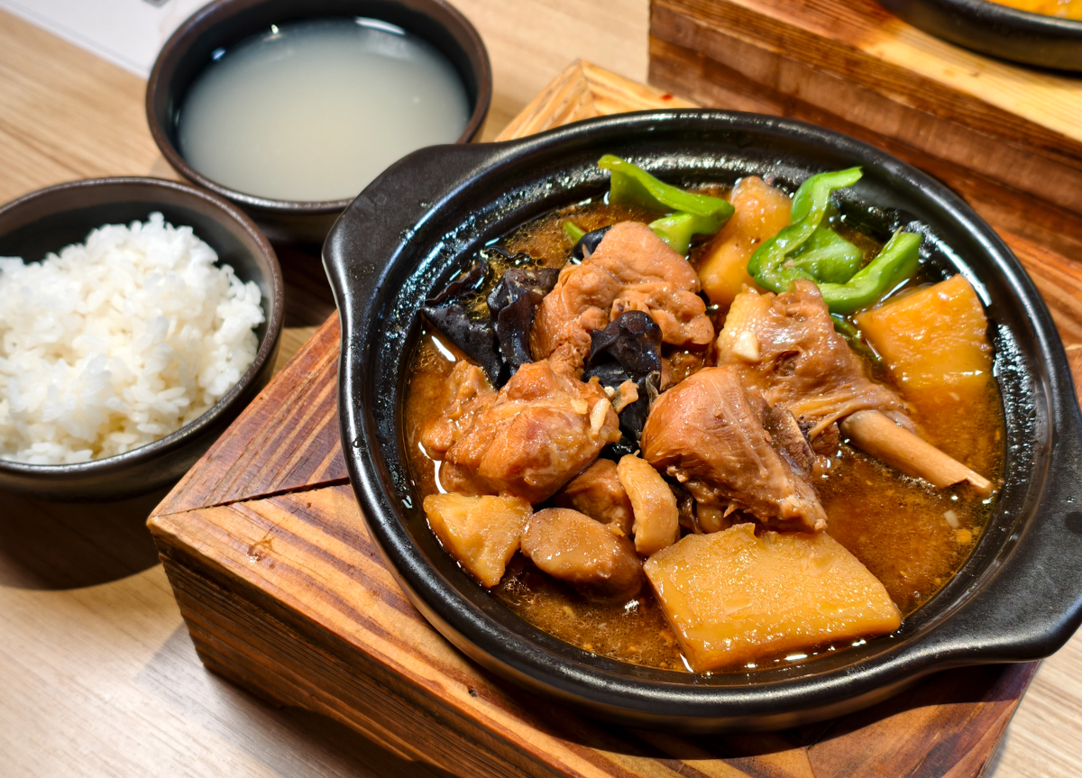 [高雄]老濟南黃燜雞米飯-仁武在地人帶路!濃郁好吃黃燜雞米飯~內用白飯飲料湯無限吃 @美食好芃友（芃芃）