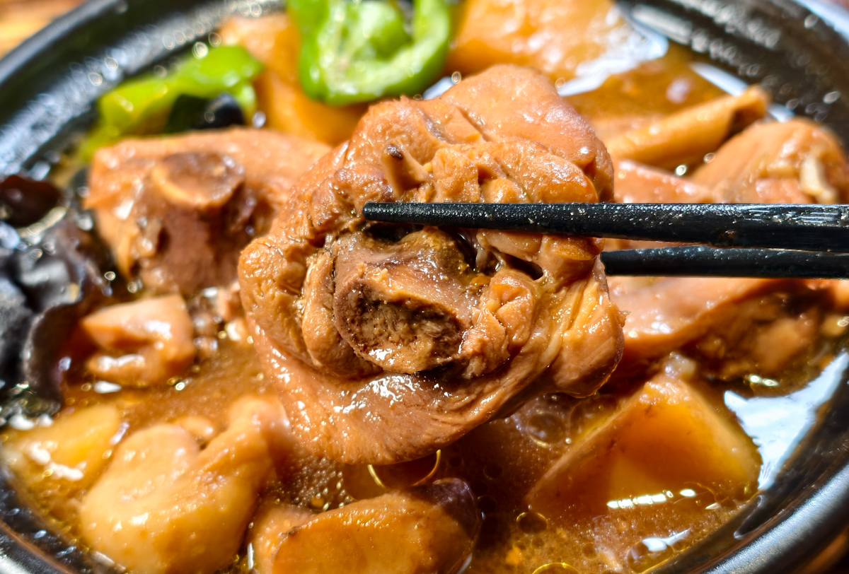 [高雄]老濟南黃燜雞米飯-仁武在地人帶路!濃郁好吃黃燜雞米飯~內用白飯飲料湯無限吃 @美食好芃友（芃芃）