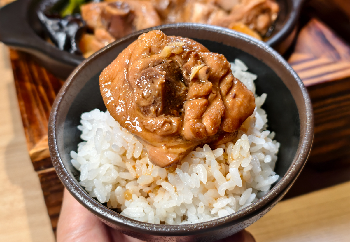 [高雄]老濟南黃燜雞米飯-仁武在地人帶路!濃郁好吃黃燜雞米飯~內用白飯飲料湯無限吃 @美食好芃友（芃芃）
