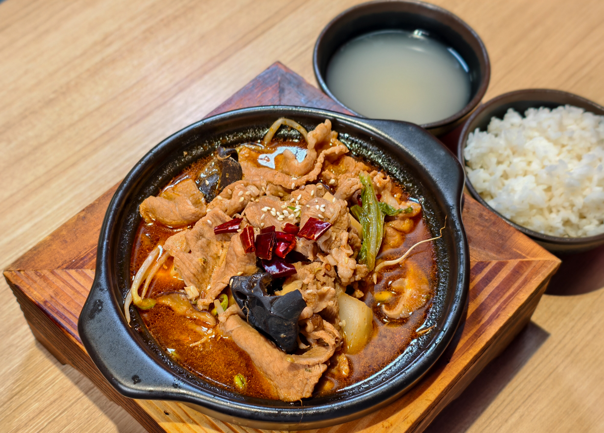 [高雄]老濟南黃燜雞米飯-仁武在地人帶路!濃郁好吃黃燜雞米飯~內用白飯飲料湯無限吃 @美食好芃友（芃芃）