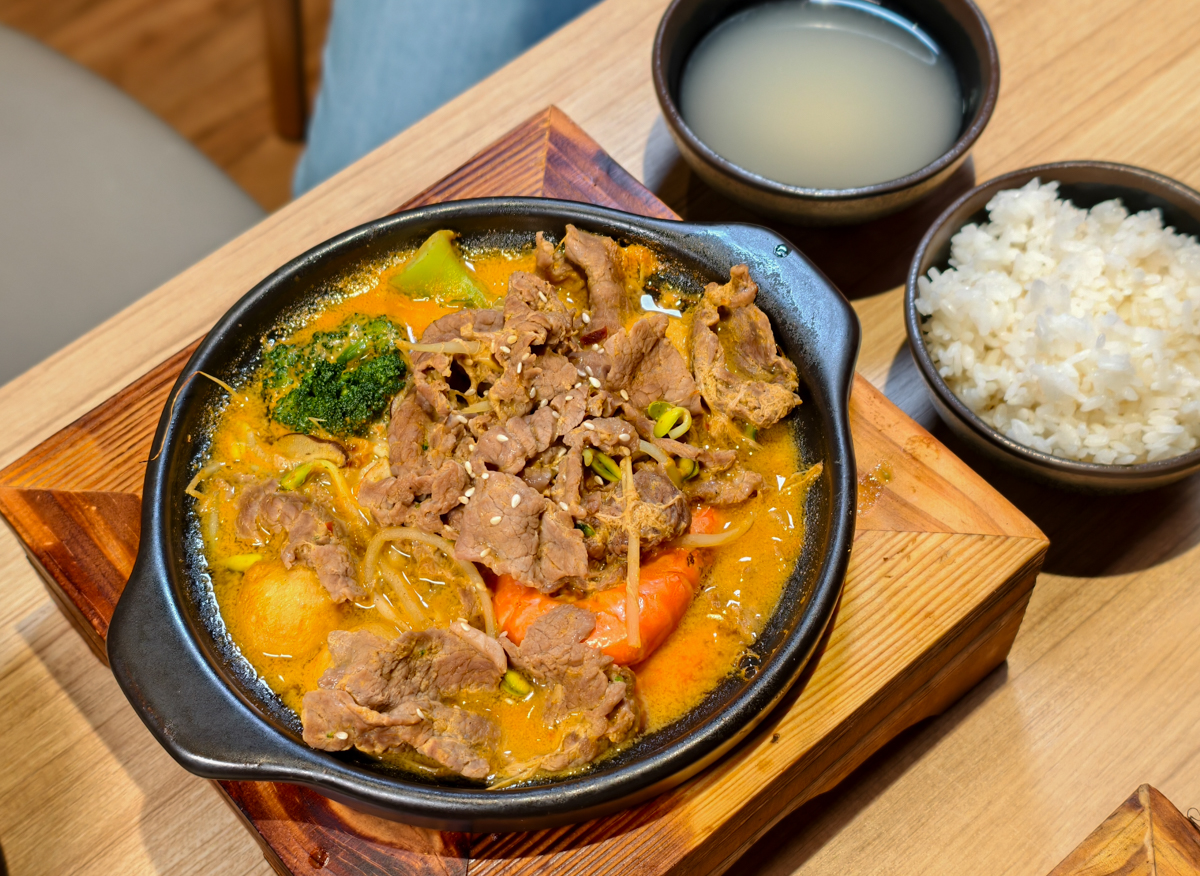 [高雄]老濟南黃燜雞米飯-仁武在地人帶路!濃郁好吃黃燜雞米飯~內用白飯飲料湯無限吃 @美食好芃友（芃芃）