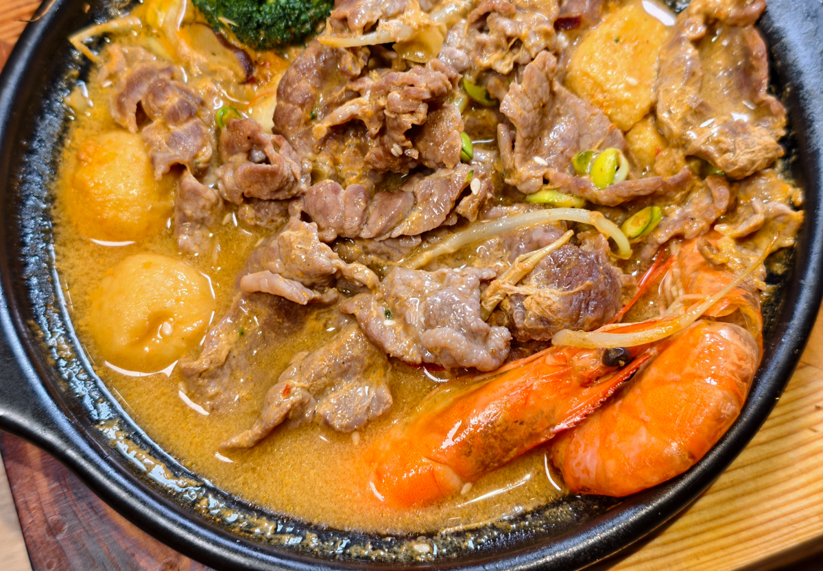 [高雄]老濟南黃燜雞米飯-仁武在地人帶路!濃郁好吃黃燜雞米飯~內用白飯飲料湯無限吃 @美食好芃友（芃芃）