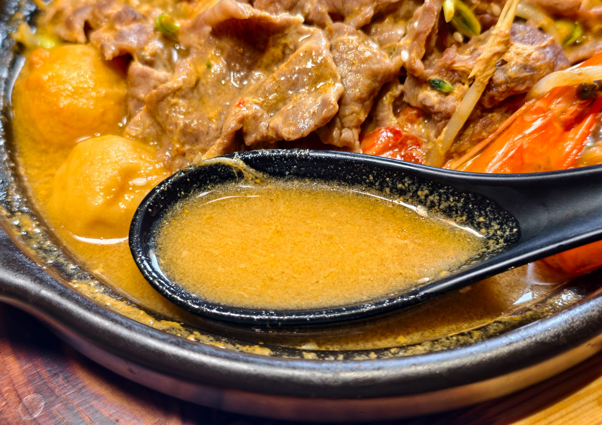 [高雄]老濟南黃燜雞米飯-仁武在地人帶路!濃郁好吃黃燜雞米飯~內用白飯飲料湯無限吃 @美食好芃友（芃芃）