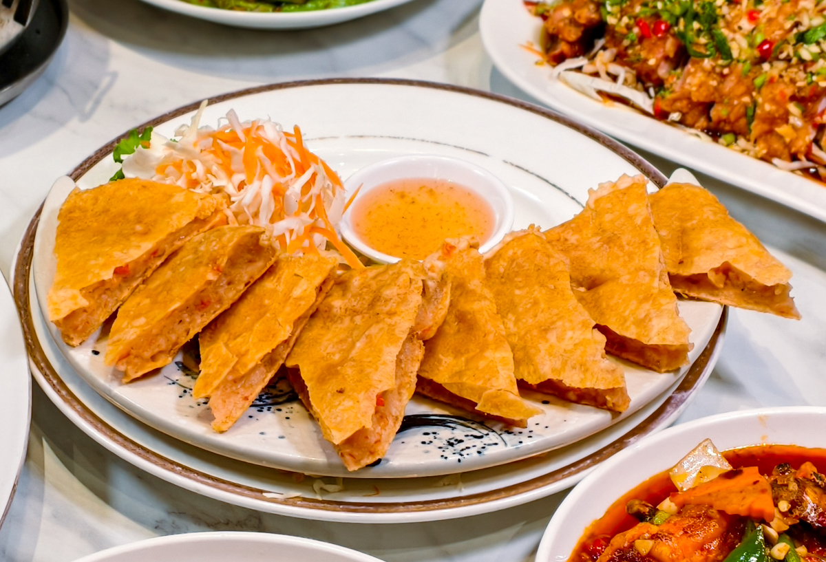 [高雄]One泰平價泰式料理餐廳-高雄美術館周邊人氣聚餐餐廳!好吃不貴高雄泰式料理~大推手打月亮蝦餅、香茅辣炒蝦 @美食好芃友（芃芃）