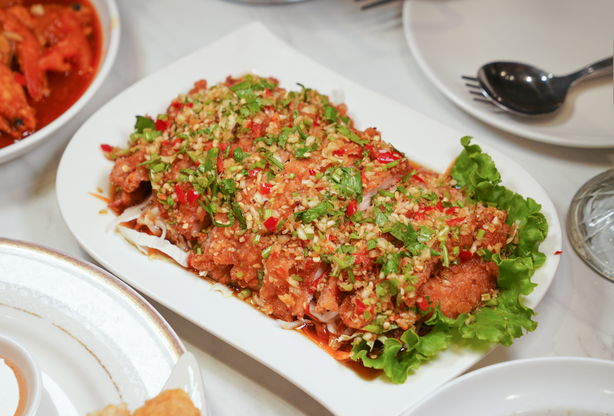 [高雄]One泰平價泰式料理餐廳-高雄美術館周邊人氣聚餐餐廳!好吃不貴高雄泰式料理~大推手打月亮蝦餅、香茅辣炒蝦 @美食好芃友（芃芃）