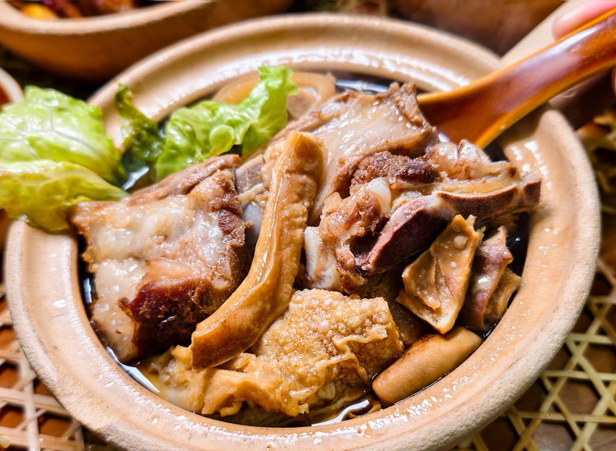 [新北]肉骨潘巴生肉骨茶-馬拉西亞老闆家鄉味!米其林入選肉骨茶~內用湯可續!還有超特別的馬式「乾燒」肉骨茶! @美食好芃友（芃芃）