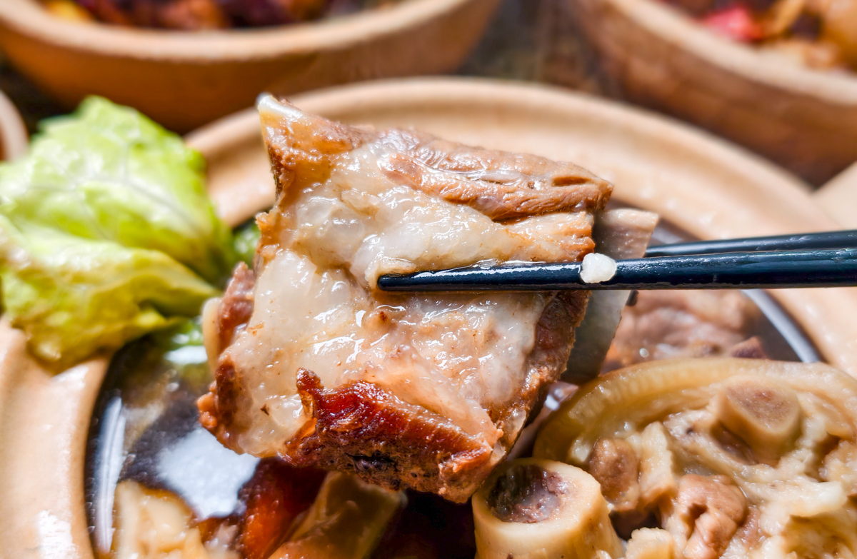[新北]肉骨潘巴生肉骨茶-馬拉西亞老闆家鄉味!米其林入選肉骨茶~內用湯可續!還有超特別的馬式「乾燒」肉骨茶! @美食好芃友（芃芃）