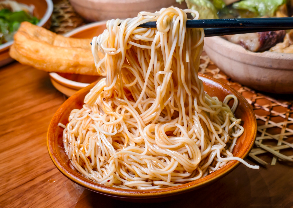 [新北]肉骨潘巴生肉骨茶-馬拉西亞老闆家鄉味!米其林入選肉骨茶~內用湯可續!還有超特別的馬式「乾燒」肉骨茶! @美食好芃友（芃芃）