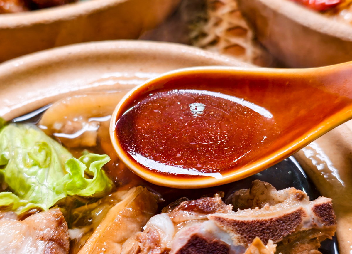 [新北]肉骨潘巴生肉骨茶-馬拉西亞老闆家鄉味!米其林入選肉骨茶~內用湯可續!還有超特別的馬式「乾燒」肉骨茶! @美食好芃友（芃芃）