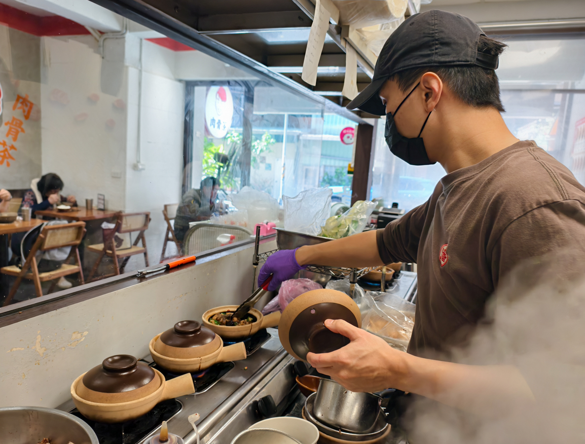 [新北]肉骨潘巴生肉骨茶-馬拉西亞老闆家鄉味!米其林入選肉骨茶~內用湯可續!還有超特別的馬式「乾燒」肉骨茶! @美食好芃友（芃芃）