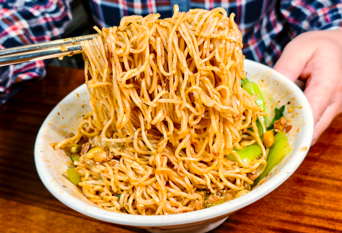 [高雄]酸溜溜重慶特色小吃-四川姐妹家鄉味!料多實在高雄酸辣粉~ @美食好芃友（芃芃）