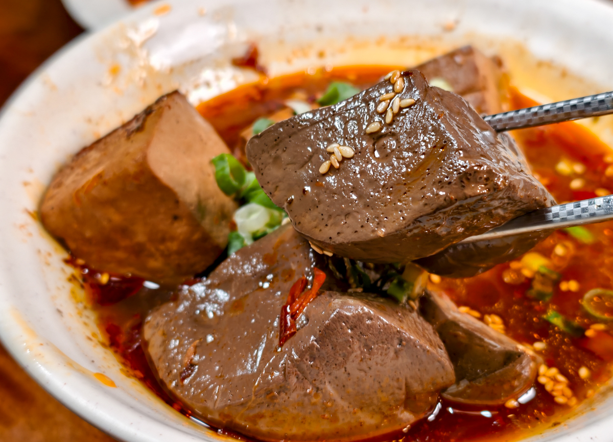 [高雄]酸溜溜重慶特色小吃-四川姐妹家鄉味!料多實在高雄酸辣粉~ @美食好芃友（芃芃）