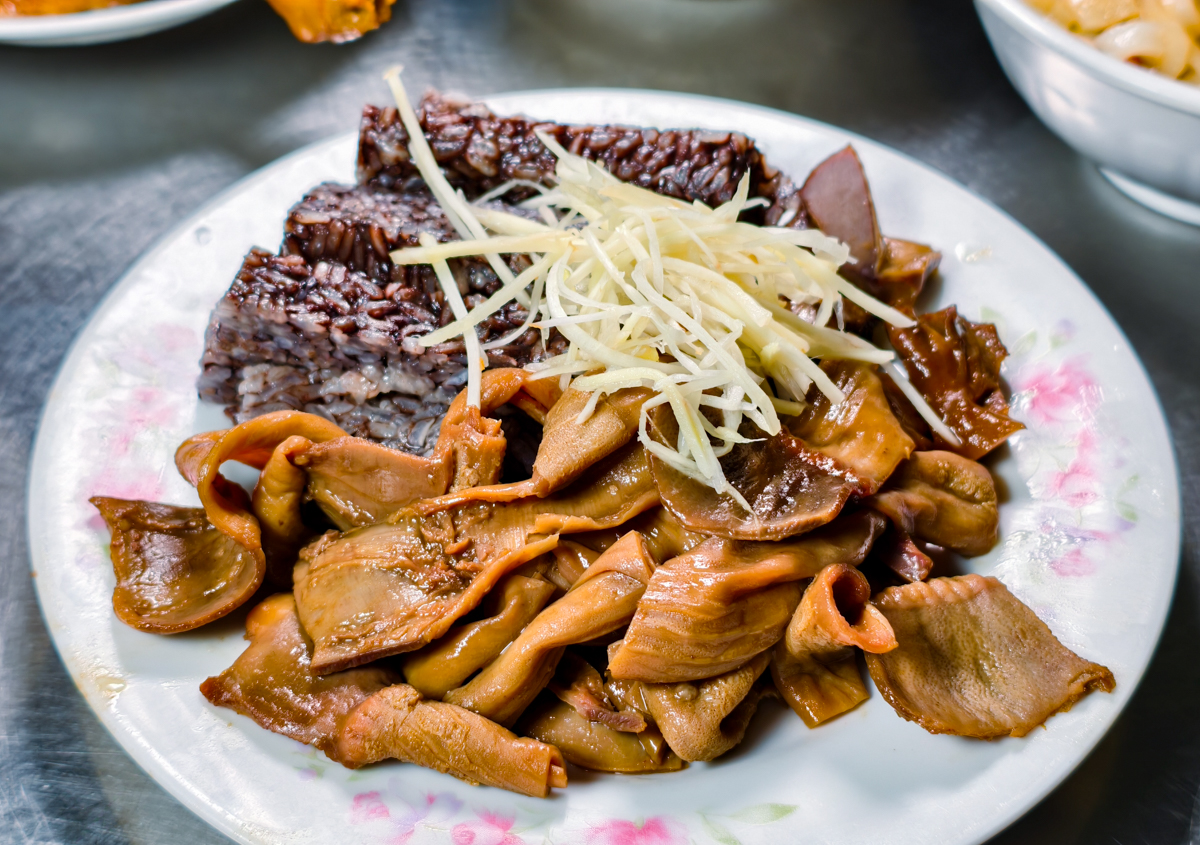[高雄]月娥鴨肉-低調高雄鴨肉50年老字號!平價好吃煙燻鴨切盤、煙燻滷味! @美食好芃友（芃芃）