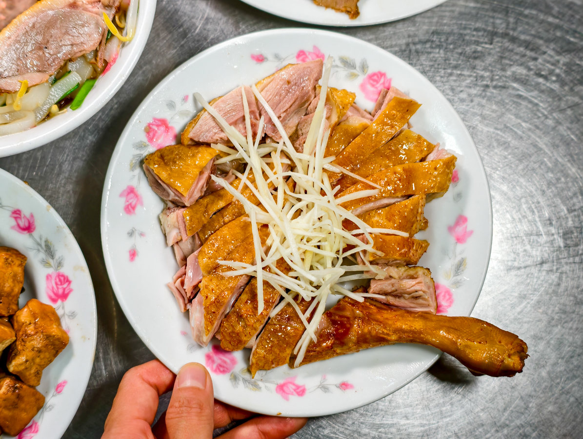 [高雄]月娥鴨肉-低調高雄鴨肉50年老字號!平價好吃煙燻鴨切盤、煙燻滷味! @美食好芃友（芃芃）