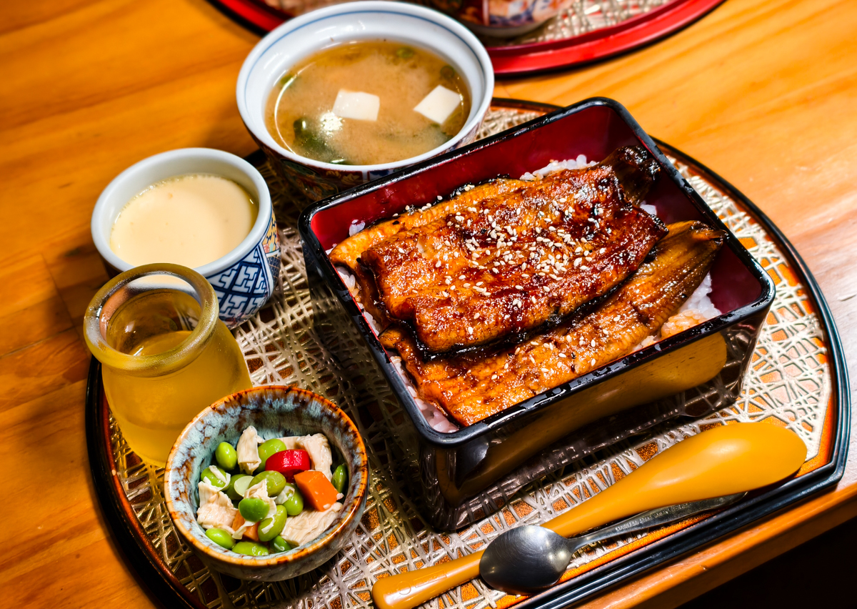 [高雄]鰻心丼-文山特區超人氣高雄鰻魚飯專賣!好吃實在炭烤鰻魚x 鰻牛滿釜飯! @美食好芃友（芃芃）