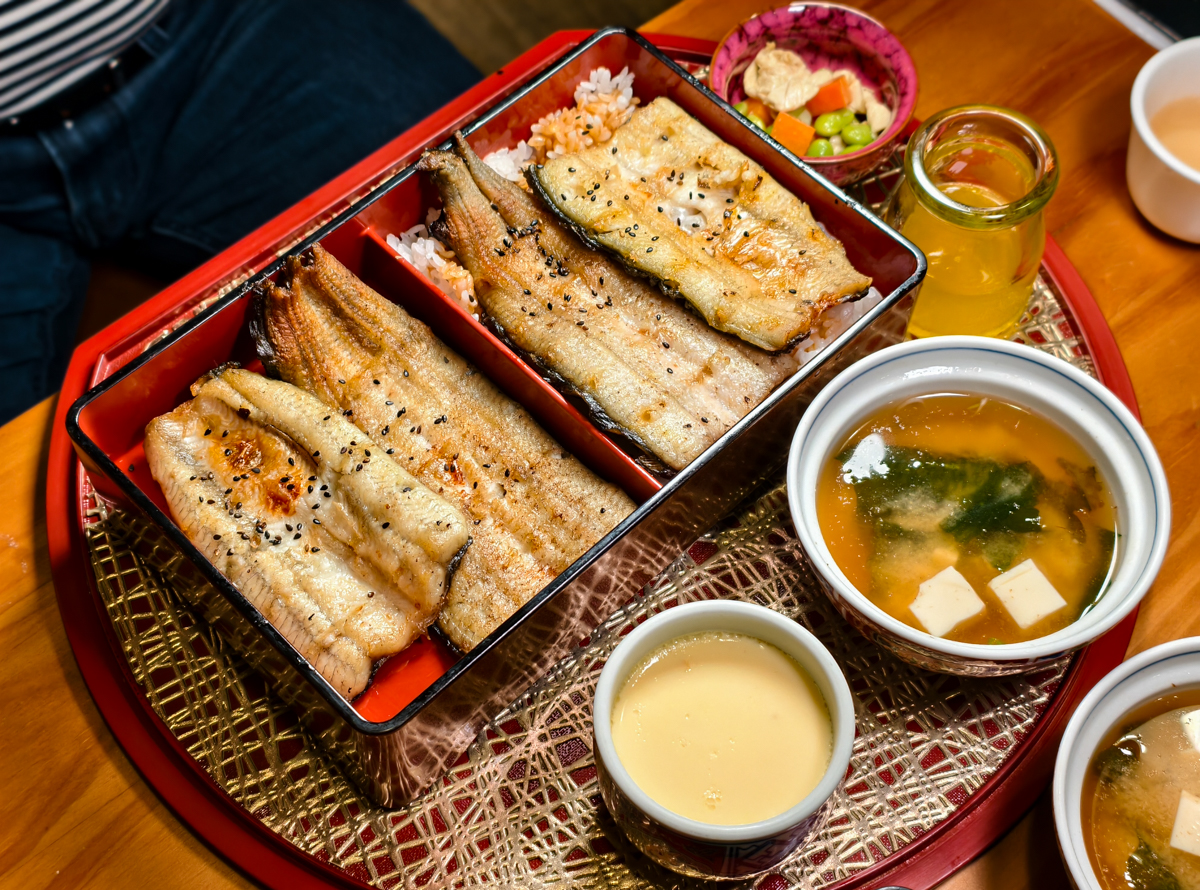 [高雄]鰻心丼-文山特區超人氣高雄鰻魚飯專賣!好吃實在炭烤鰻魚x 鰻牛滿釜飯! @美食好芃友（芃芃）