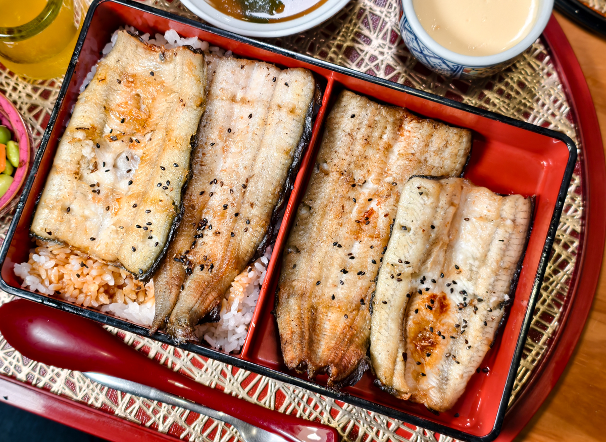 [高雄]鰻心丼-文山特區超人氣高雄鰻魚飯專賣!好吃實在炭烤鰻魚x 鰻牛滿釜飯! @美食好芃友（芃芃）