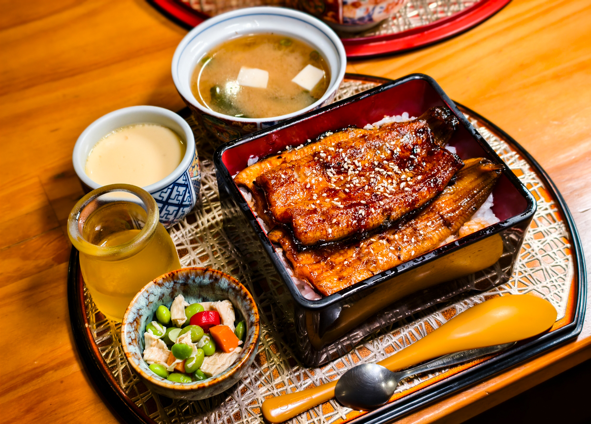 [高雄]鰻心丼-文山特區超人氣高雄鰻魚飯專賣!好吃實在炭烤鰻魚x 鰻牛滿釜飯! @美食好芃友（芃芃）