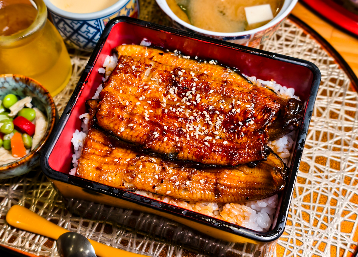 [高雄]鰻心丼-文山特區超人氣高雄鰻魚飯專賣!好吃實在炭烤鰻魚x 鰻牛滿釜飯! @美食好芃友（芃芃）
