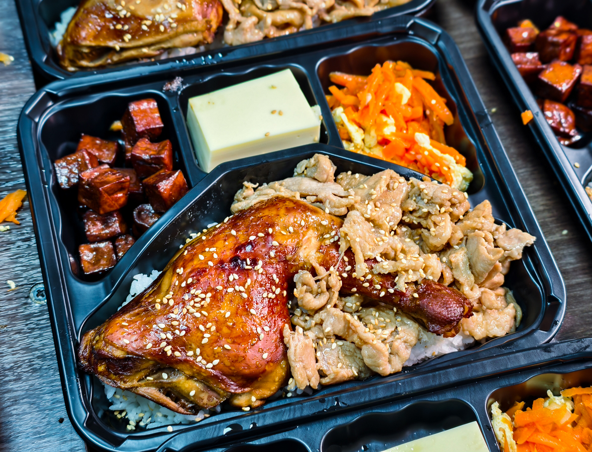 [高雄]嫩嫩燒肉飯右昌店-台積電最常吃高雄便當店!滷雞腿雙拼燒肉飯130也太划算! @美食好芃友（芃芃）
