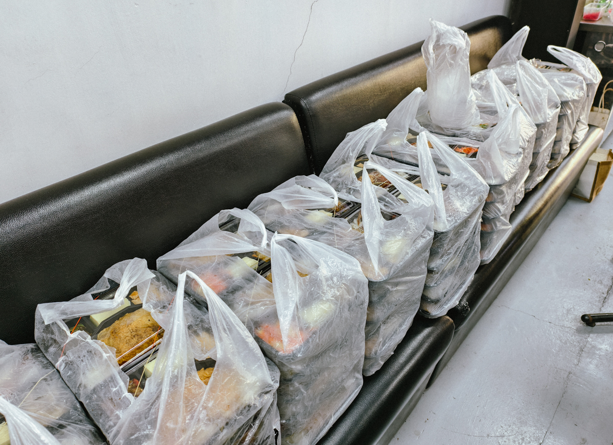 [高雄]嫩嫩燒肉飯右昌店-台積電最常吃高雄便當店!滷雞腿雙拼燒肉飯130也太划算! @美食好芃友（芃芃）