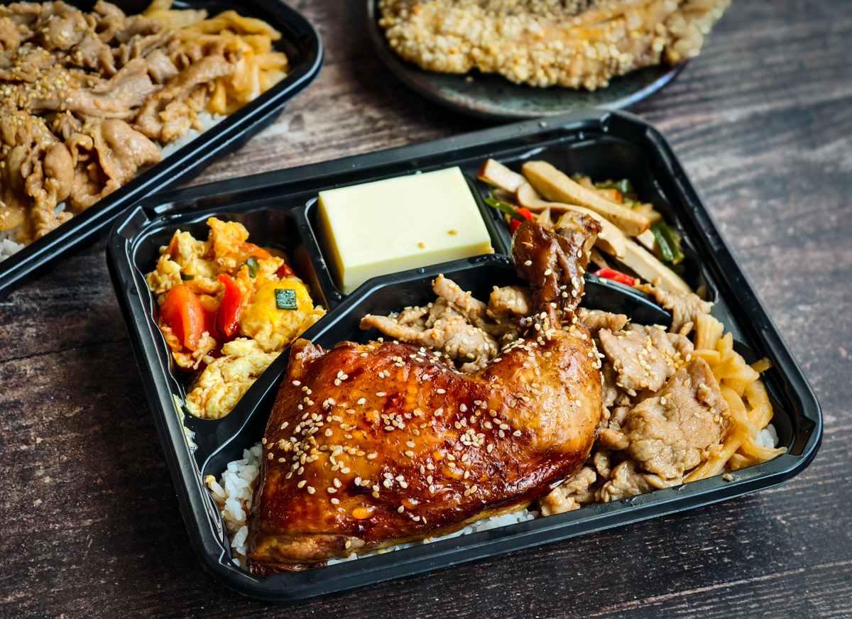 [高雄]嫩嫩燒肉飯右昌店-台積電最常吃高雄便當店!滷雞腿雙拼燒肉飯130也太划算! @美食好芃友（芃芃）