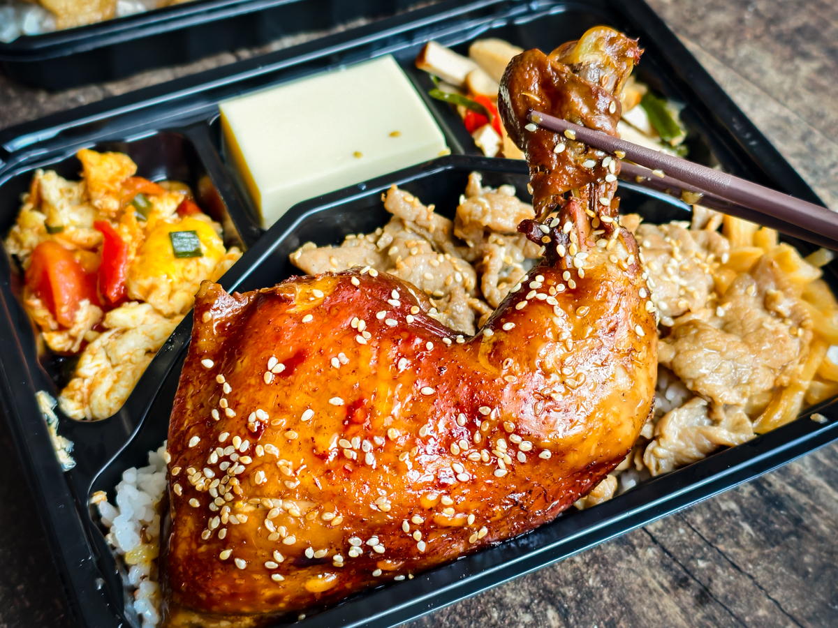 [高雄]嫩嫩燒肉飯右昌店-台積電最常吃高雄便當店!滷雞腿雙拼燒肉飯130也太划算! @美食好芃友（芃芃）