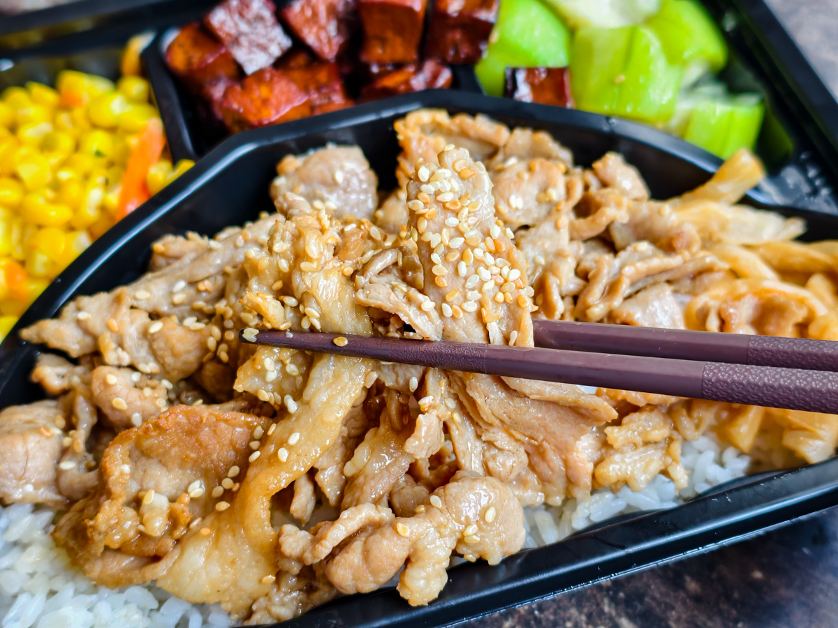 [高雄]嫩嫩燒肉飯右昌店-台積電最常吃高雄便當店!滷雞腿雙拼燒肉飯130也太划算! @美食好芃友（芃芃）