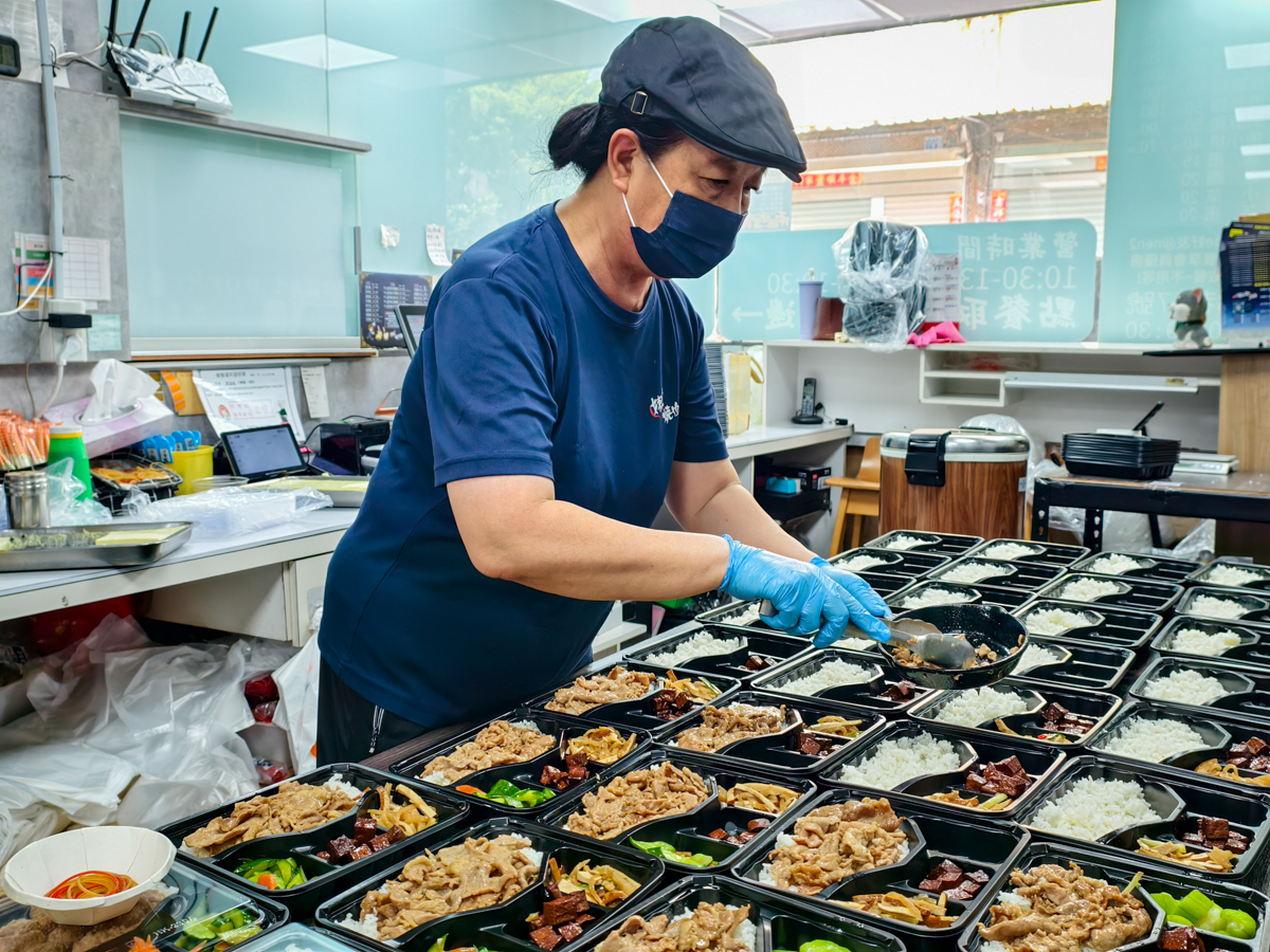 [高雄]嫩嫩燒肉飯右昌店-台積電最常吃高雄便當店!滷雞腿雙拼燒肉飯130也太划算! @美食好芃友（芃芃）