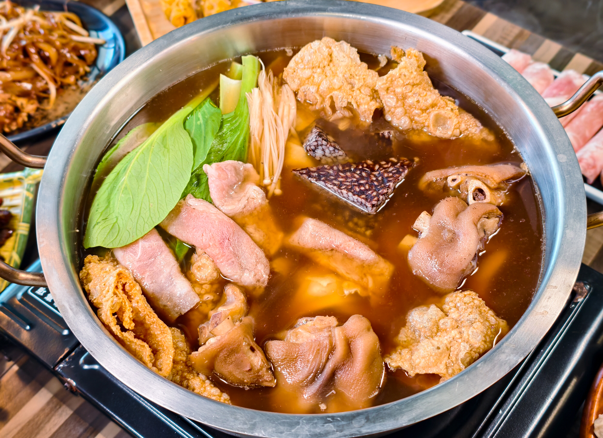 [高雄美食]食鍋者正宗南洋風味館-馬來西亞老闆坐鎮!家鄉味大馬肉骨茶湯底x檳城炒麵、炒粿條 @美食好芃友（芃芃）