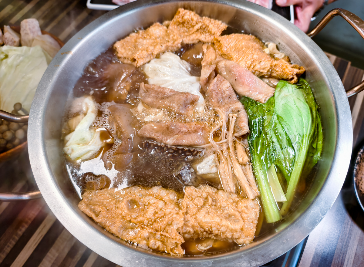 [高雄美食]食鍋者正宗南洋風味館-馬來西亞老闆坐鎮!家鄉味大馬肉骨茶湯底x檳城炒麵、炒粿條 @美食好芃友（芃芃）