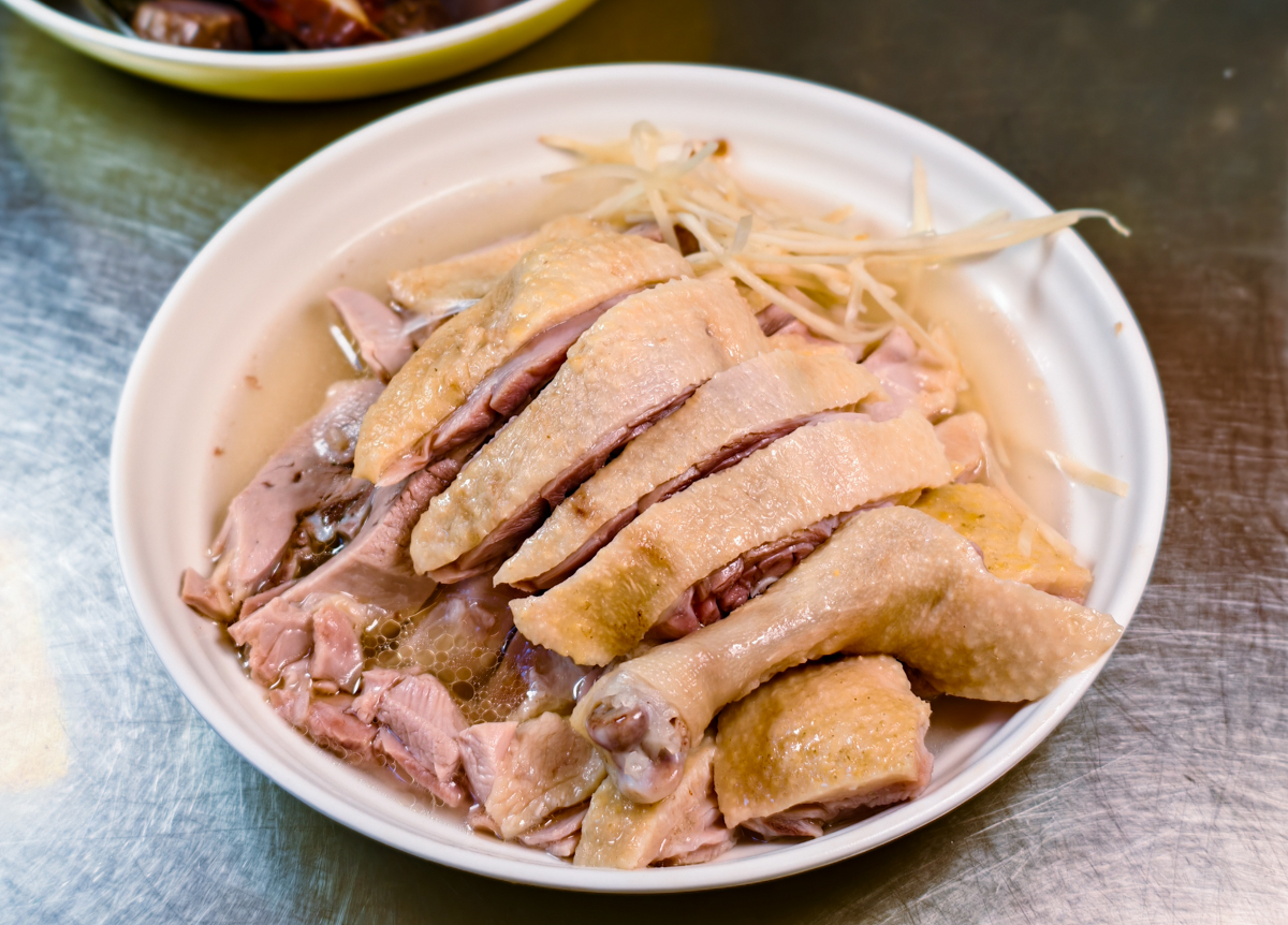 [高雄]老余麵館-鹽水鴨和滷味超強的高雄牛肉麵店!40年楠梓人氣麵店 @美食好芃友（芃芃）