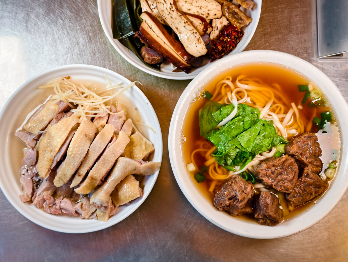 [高雄]老余麵館-鹽水鴨和滷味超強的高雄牛肉麵店!40年楠梓人氣麵店 @美食好芃友（芃芃）
